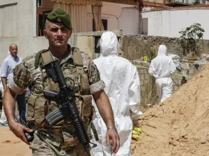 A Lebanese army soldier walks past military intelligence forensic investigators inspecting the scene where two drones came down in the vicinity of a media centre of the Shiite Hezbollah movement earlier in the day, in the south of the capital Beirut on August 25, 2019. (AFP/ File Photo)