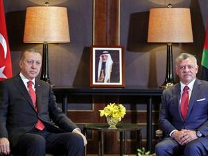 Jordan's King Abdullah II (R) meets with Turkish President Recep Tayyip Erdogan at the royal palace in Amman on August 21, 2017. (AFP Photo/Khalil Mazraawi)