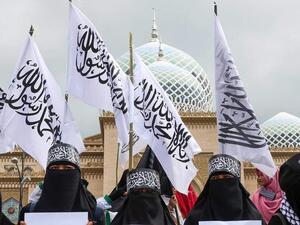 Taliban flag in hand of muslim woman (Twitter)