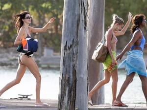 Hailey Bieber and  Kendall Jenner in  Jamaica  (Twitter) 