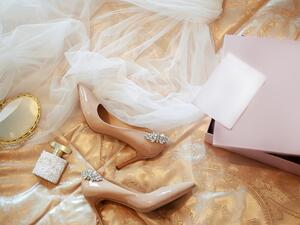 تحضير الملابس يجب أن يكون بفترة كبيرة قبل الزواج حتى يتسنى لكِ تحضير كل الأغراض المختلفة لزواجِك تحضير الملابس يجب أن يكون بفترة كبيرة قبل الزواج حتى يتسنى لكِ تحضير كل الأغراض المختلفة لزواجِك