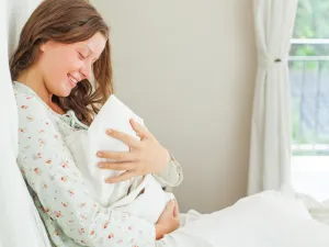  شرب الماء خطوة ضرورية لترطيب الجسم لأن الجفاف يؤثر سلباً على الرضاعة الطبيعية