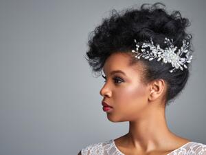 لمسات الهايلايتر اللامعة سوف تزيد وجهك جمالا حتى إن اعتمدت على ألوان فاقعة لمسات الهايلايتر اللامعة سوف تزيد وجهك جمالا حتى إن اعتمدت على ألوان فاقعة