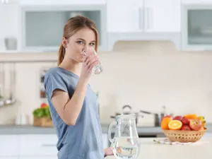 تناول المياه بكثرة هو واحد من أبسط الطرق التي تساعدك على تحسين الصحة العامة وتساهم في إنقاص الوزن