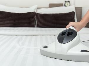 يجب استخدام درجة حرارة مرتفعة عند غسل ملاءات السرير وأغطية المرتبة وحتى المخدات يجب استخدام درجة حرارة مرتفعة عند غسل ملاءات السرير وأغطية المرتبة وحتى المخدات