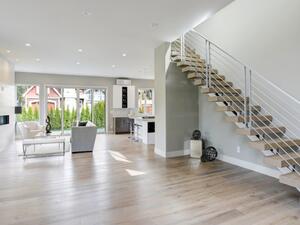 الدرابزين الحديد لافت عند الدمج بين النمطين الكلاسيكي والـمودرن في تصميمه