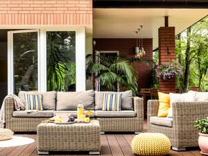 أن تنسيق الأصفر مع الرمادي يخلق تباينا مثيرا ويضفي على الشرفة أو الحديقة طابعا أكثر جاذبية وروعة