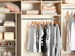 ركن الملابس تجمع فيه كل الملابس بطريقة مرتبة وبمظهر لائق كما أنه يحافظ على ترتيب كل الأحذية والحقائب