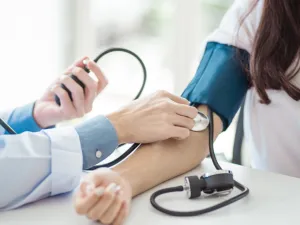 المحافظة على النشاط البدني من خلال ممارسة الرياضة مثل المشي والركض