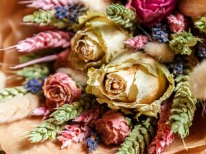  يمكن استخدام الورد المجفف في حشو كيس صغير وذلك بعد تعطير هذا الأخير بالعطر المُفضَّل