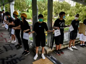 Students and alumni of high schools in the Tuen Mun district of Hong Kong take part in a joint "school human chain rally" on September 5, 2019. (AFP/ File Photo)