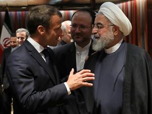 French President Emmanuel Macron (L) and Iranian President Hassan Rouhani speak at the United Nations headquarters on September 23, 2019, in New York. LUDOVIC MARIN / AFP
