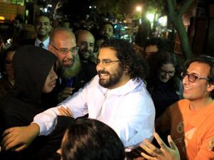 Alaa Abdel Fattah (C) surrounded by supporters outside Cairo's main police station after he was released on bail by an Egyptian court in March 2014. (AFP/ File Photo)