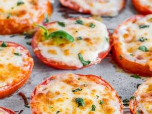 طماطم مطبوخة مع جبن الموزاريلا والبارميزان