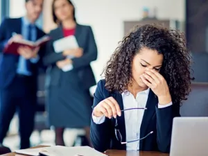 كيف تحمي نفسك من الزملاء السامين في مكان العمل؟