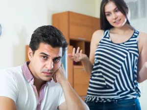 الرجل الميسوجيني يخون زوجته مع عدد كبير من النساء