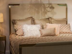 البعد عن تكديس القطع بلون الذهب في مكان واحد منعًا للبهرجة المتكلِّفة  البعد عن تكديس القطع بلون الذهب في مكان واحد منعًا للبهرجة المتكلِّفة