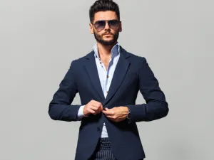  اعتمد البدلة البنى مع قميص باللون السماوي