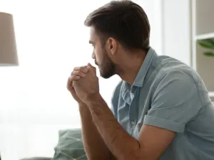 المرض النفسي هو مزيج من الأعراض التي تولّد صعوبات كبيرة في الأداء وتوتر أو ضيق شديد