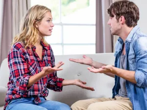 وجود مشاكل عائلية بين العائلتين من خلافات حصلت بسبب حفل الزفاف أو تسمية المولود الجديد مثلاً قد يؤدي لتوتر العلاقة الزوجية
