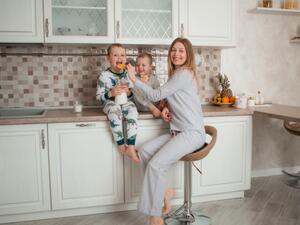 لا يجوز وضع أية مشروبات أو أطعمة ساخنة على حافة الطاولة لا يجوز وضع أية مشروبات أو أطعمة ساخنة على حافة الطاولة