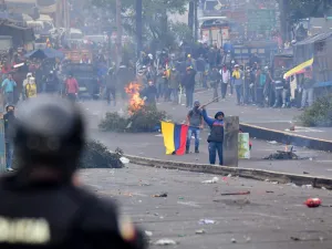 Demonstrators confront riot police during clashes around the national assembly in Quito on October 8, 2019 following days of protests against the sharp rise in fuel prices sparked by authorities' decision to scrap subsidies. Martin BERNETTI / AFP