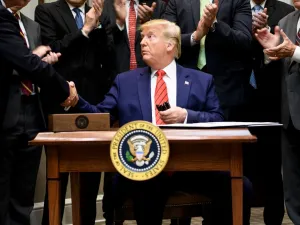 US President Donald Trump shakes hands after signing an executive order regarding federal regulations in the Roosevelt Room of the White House October 9, 2019, in Washington, DC. (Brendan Smialowski / AFP)