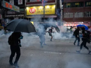 ge crowds of Hong Kongers defied a police ban and began an illegal march on October 20, their numbers swollen by anger over the recent stabbing and beating of two pro-democracy protesters.  (Ed JONES / AFP)