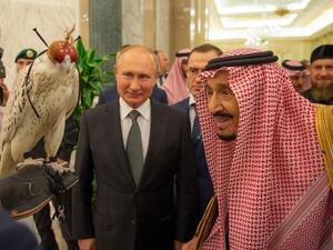 Putin gifts a falcon to Saudi King (Twitter)
