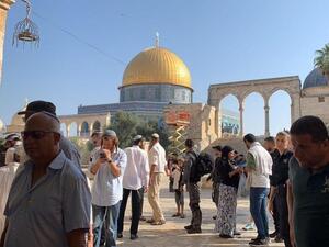 Settlers storm Al-Aqsa Mosque during Sukkot (Twitter)