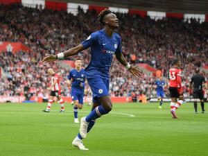 آبراهام يحتفل بهدفه