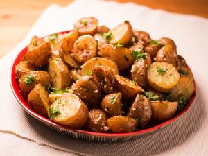 صينية بطاطا بالأعشاب