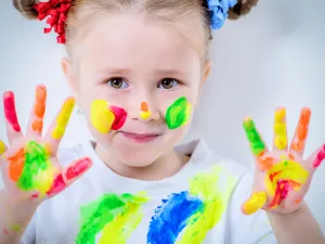 يوضع كمٌّ مناسبٌ من زيت الأطفال أو زيت الزيتون على بقعة التلوين مع الدعك