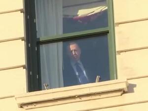 اردوغان من خلف النوافذ وهو يراقب الرافضين لزيارته في واشنطن..