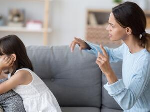 كوني موجودة عندما يطلب طفلك مساعدتك ولا تحاولي تمهيد الطرق أمامه بدعوى الحفاظ على راحته
