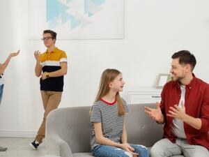 توقفي عن محاولة توجيه ابنك المراهق عبر إلقاء النصائح عليه