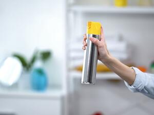 تغلى أوراق الريحان والنعناع الأخضر لتملأ رائحتها المكان تغلى أوراق الريحان والنعناع الأخضر لتملأ رائحتها المكان