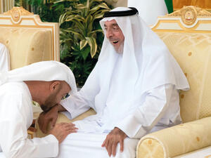 رافق  خليفة  والده الشيخ زايد بن سلطان باني نهضة الإمارات في مرحلة التأسيس في سبعينيات وثمانينيات القرن الماضي 