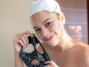 قناع الفحم النباتي له تأثير رائع حيث إنه يمتص الشوائب وينظف الوجه ويمنحه الصفاء واللمعان الطبيعي قناع الفحم النباتي له تأثير رائع حيث إنه يمتص الشوائب وينظف الوجه ويمنحه الصفاء واللمعان الطبيعي