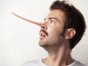 كثيراً ما يشعر الرجل بالنقص فيقوم بالكذب
