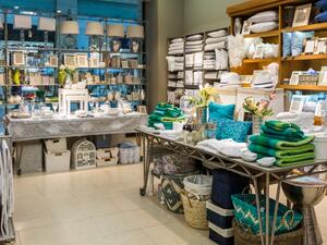 غالبًا ما تحتفظ سيَّدات البيوت بالفائض من الكتب في المستودع لكن يجب تخصيص مكتبة لها غالبًا ما تحتفظ سيَّدات البيوت بالفائض من الكتب في المستودع لكن يجب تخصيص مكتبة لها