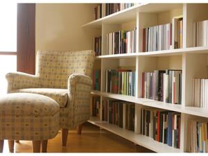 عند تثبيت بعض الرفوف على الجدار لتستقبل الكتب مع وضع مصباح أنيق للإنارة عند تثبيت بعض الرفوف على الجدار لتستقبل الكتب مع وضع مصباح أنيق للإنارة