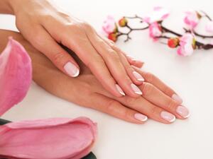 الملمس الأنثوي لن يتحقق من دون الاهتمام والعناية باليدين قبل الزفاف الملمس الأنثوي لن يتحقق من دون الاهتمام والعناية باليدين قبل الزفاف