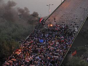 Iraqi protesters gather on al-Jumhuriya bridge which leads to the high-security Green Zone, during ongoing anti-government demonstrations in the capital Baghdad on October 31, 2019. Iraq's president vowed today to hold early elections in response to a month of deadly protests, but demonstrators said the move fell far short of their demands for a political overhaul. AHMAD AL-RUBAYE / AFP