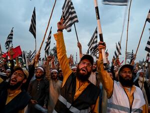 Supporters of Islamic political party Jamiat Ulema-e-Islam (JUI-F) shout slogans during an anti-government "Azadi (Freedom) March" in Islamabad on November 1, 2019. Aamir QURESHI / AFP