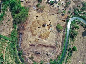 Archaeologists find  3,000-year-old #megalithic temple  (Twitter)