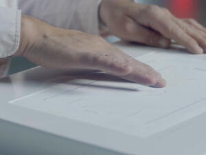 Fieeld is the first touch system for pre-recorded sports events that enables the movements of the ball and the players to be felt by the fingertips