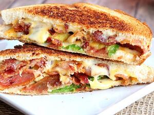 ساندويتشات الجبن والبسطرمة