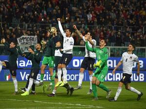 لاعبو إيطاليا يحييون الجماهير بعد الفوز الكبير