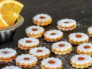 كوكيز عيد الميلاد بنكهة البرتقال والفاكهة المجففة 